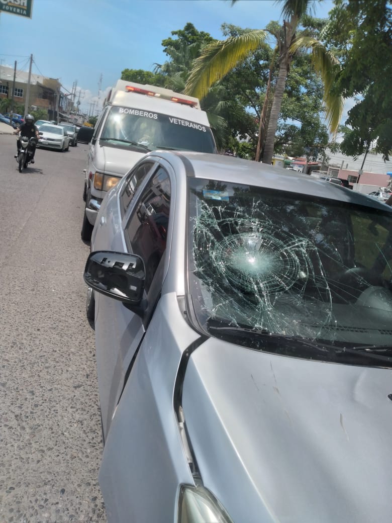 AMBULANCIA Y AUTOMOVIL ACCIDENTADO.
