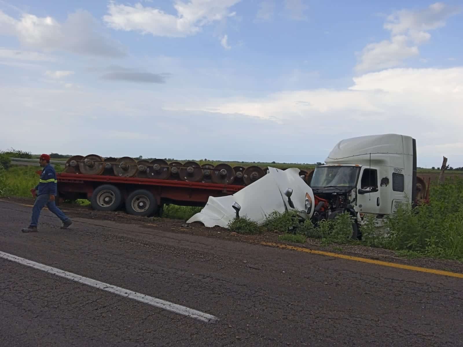 RETIRO DE CARGA DE TRAÍLER ACCIDENTADO POR LA CULIACÁN-MAZATLÁN.