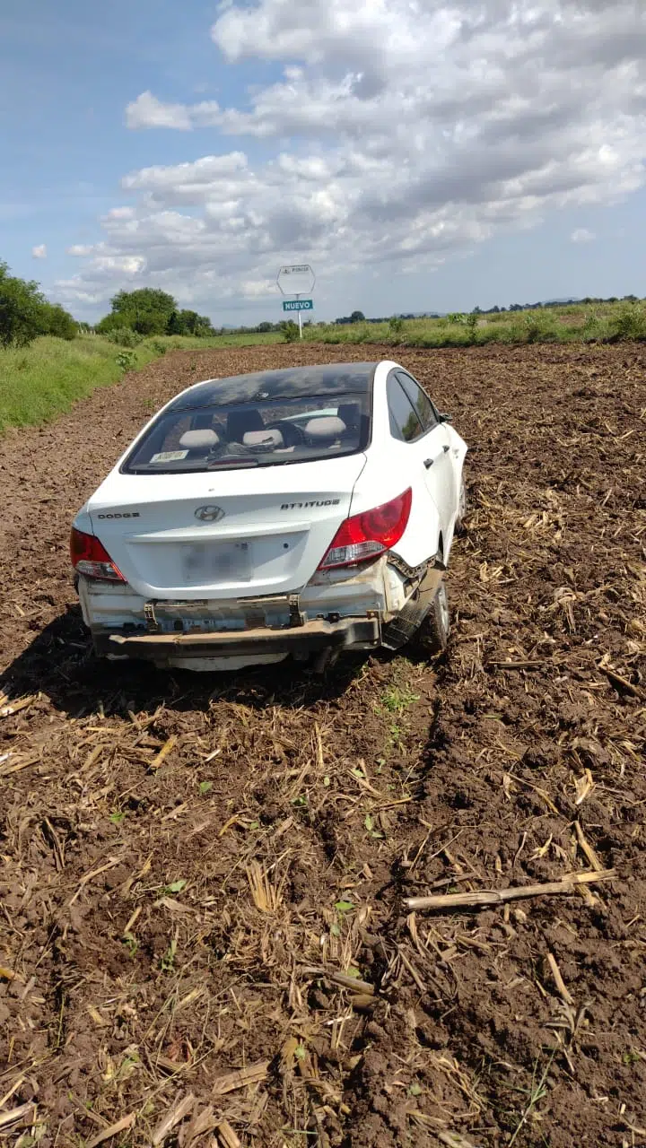 Automóvil detenido en una parcela