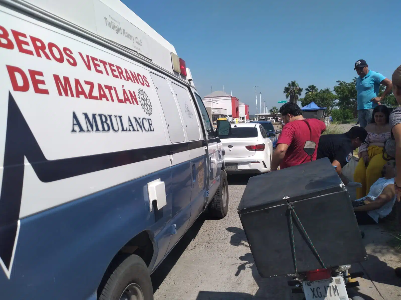 camión urbano derriba a motociclista en mazatlán.