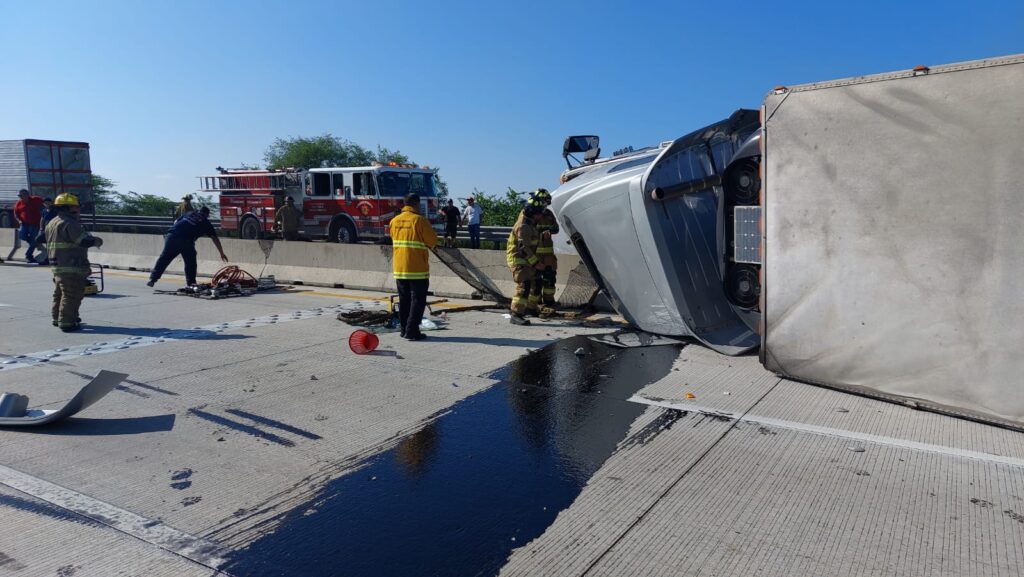 Fuerte accidente sufre chofer de tráiler cargado de duraznos por la Culiacán- Mazatlán.