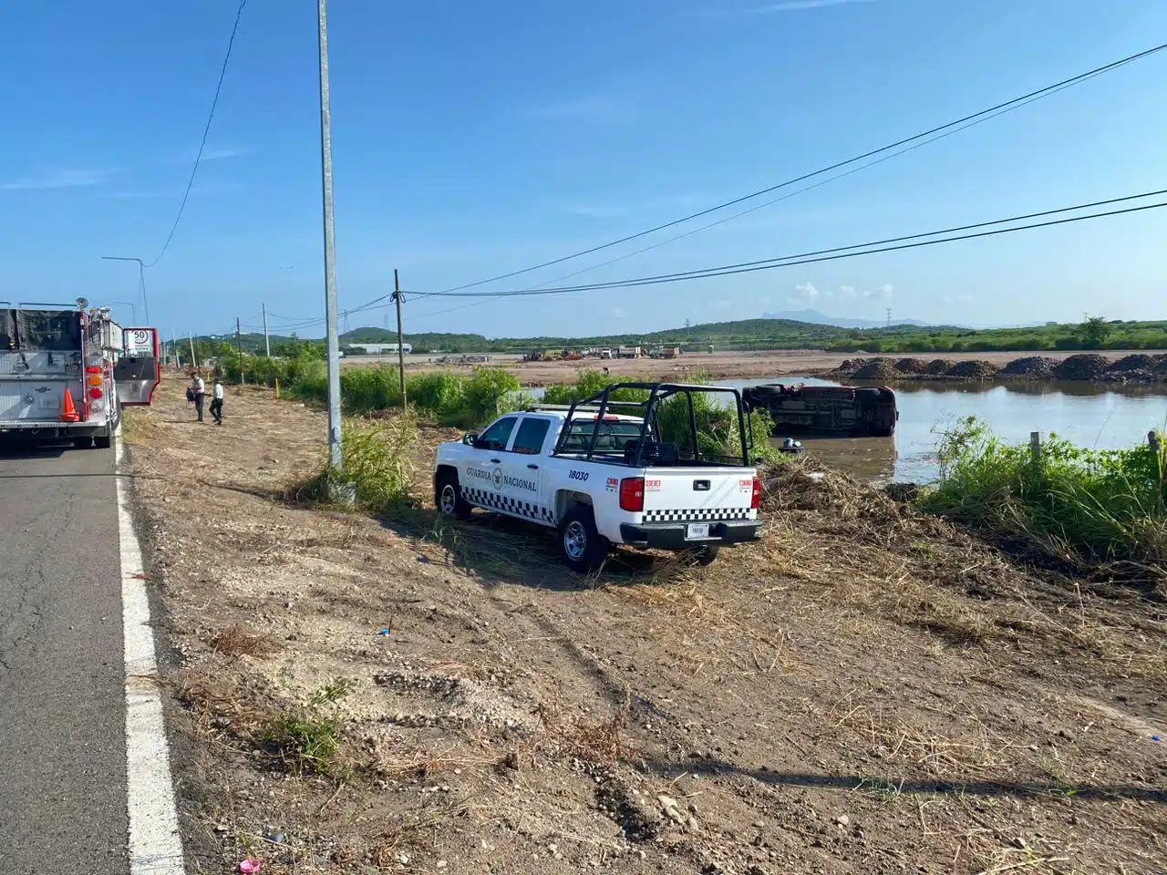 Auto volcado en el interior de una laguna