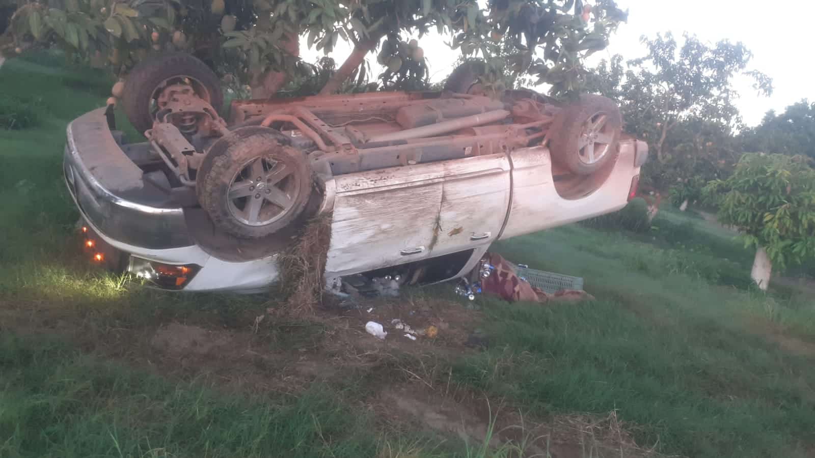 Camioneta Ram con las llantas hacia arriba