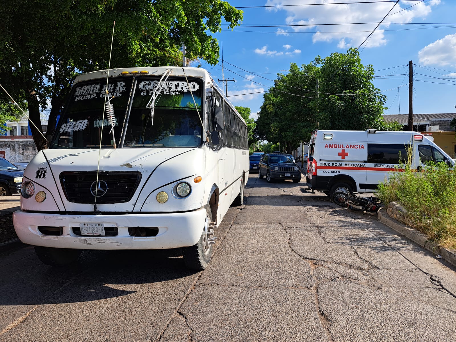 fuerte accidente entre motociclista y camión en Culiacán.