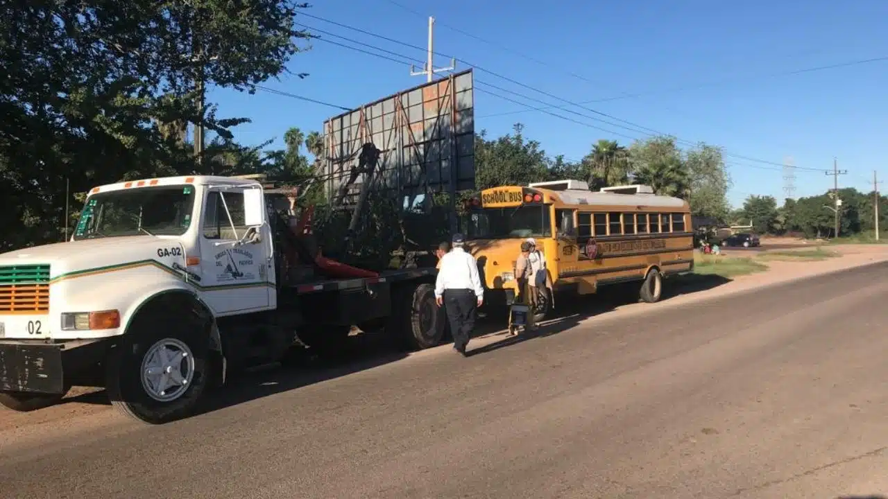 Autobús siendo llevado por una grúa