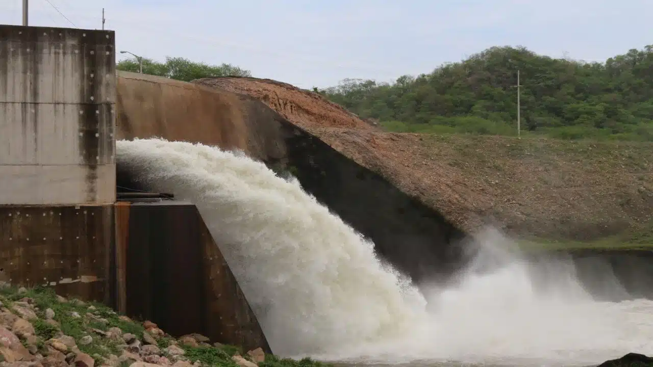 Agua cayendo en presa