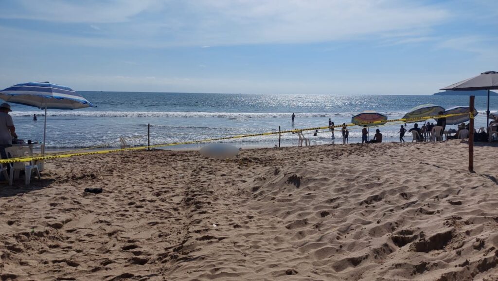 Área rodeada de cinta amrilla donde se encuentra cuerpo de hombre en la playa
