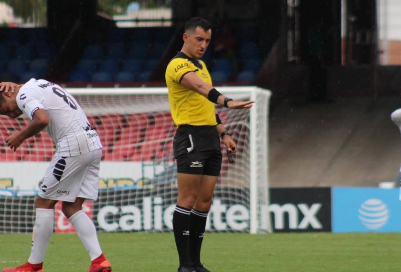 Ismael López Peñuelas señalando falta