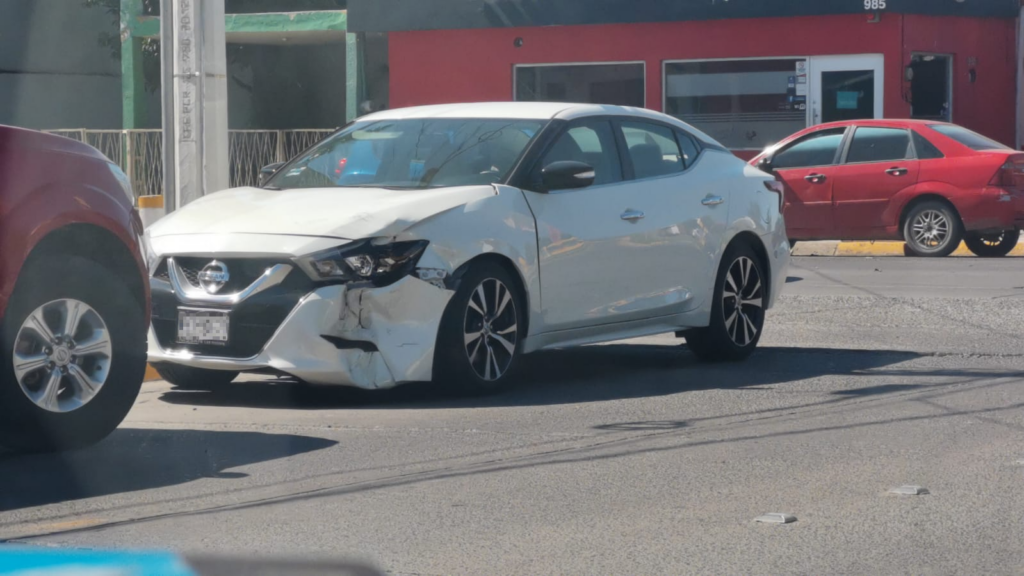 Daños del automóvil tras el choque con una motocicleta