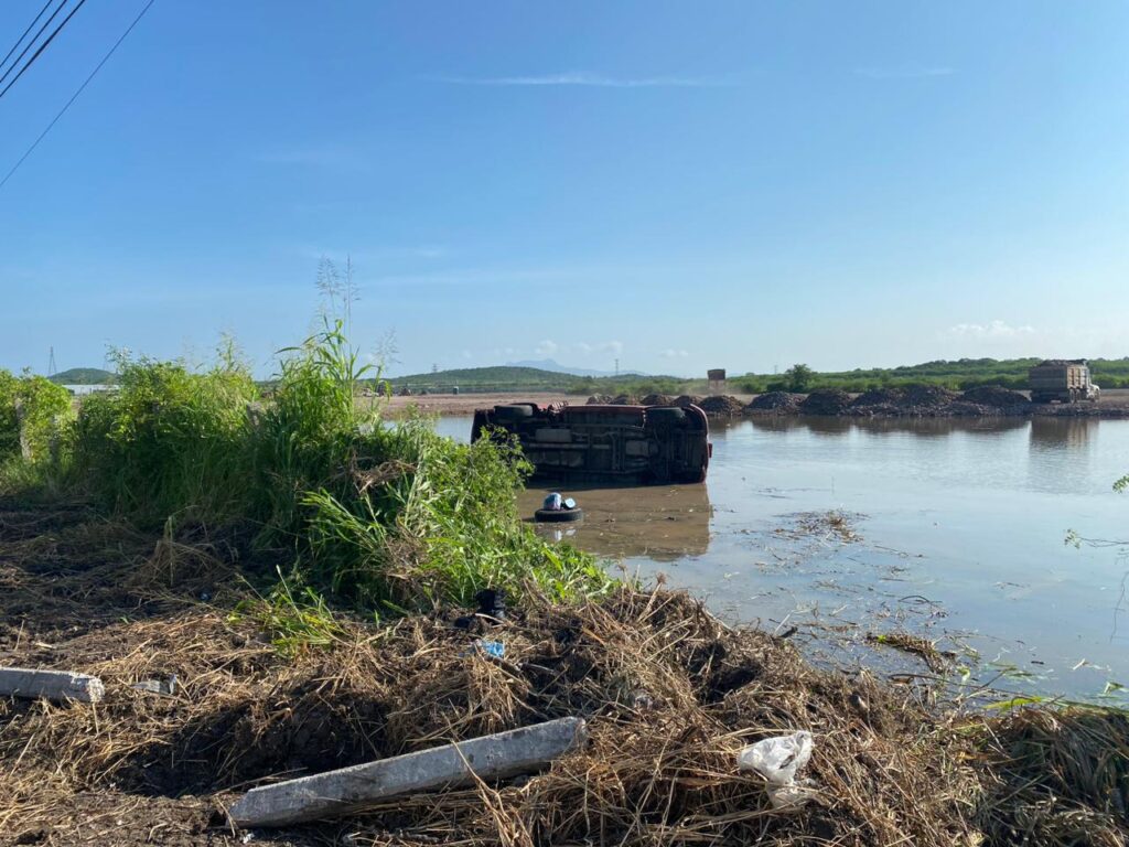 Volcadura de auto en un lago