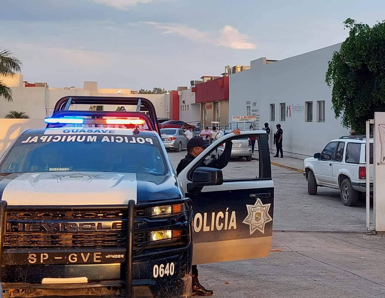 Policía Municipal afuera del Hospital General de Guasave
