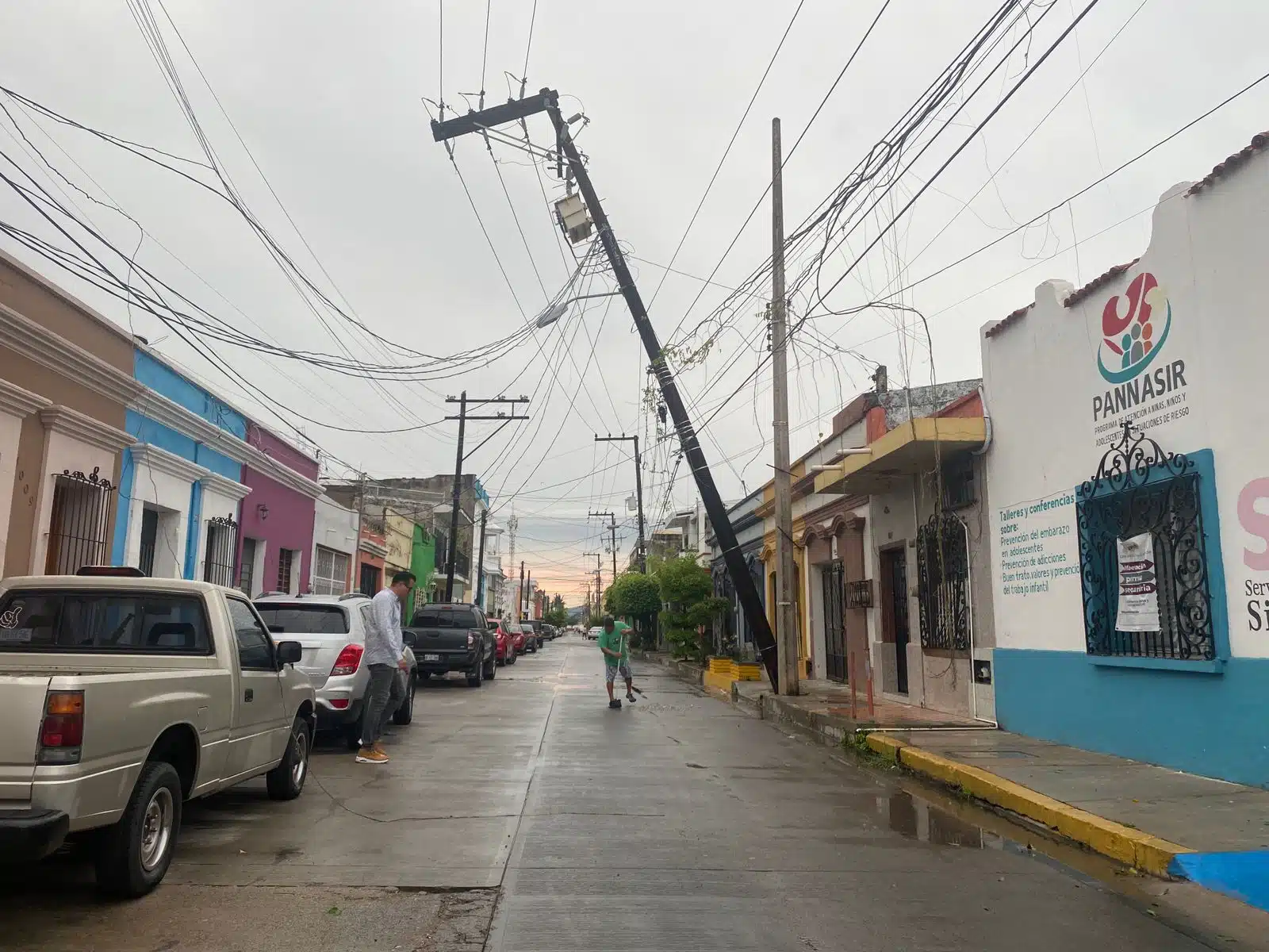 Poste con cables de alta tensión caído tras lluvias en Mazatlán