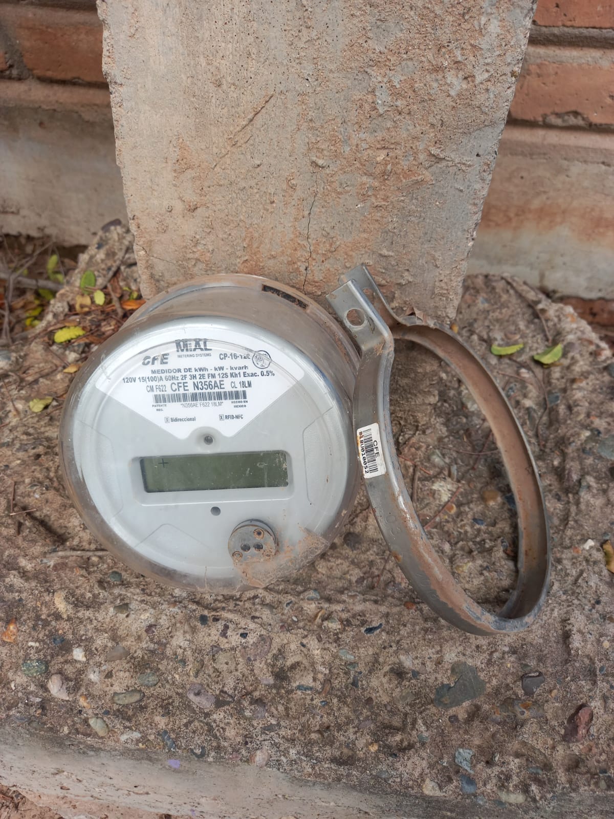 Medidor de luz retirado y colocado en el suelo