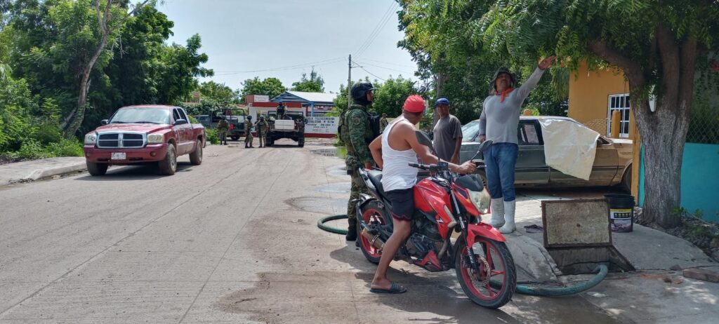 Elemento del Ejército entablando una entrevista con vecinos rosarenses