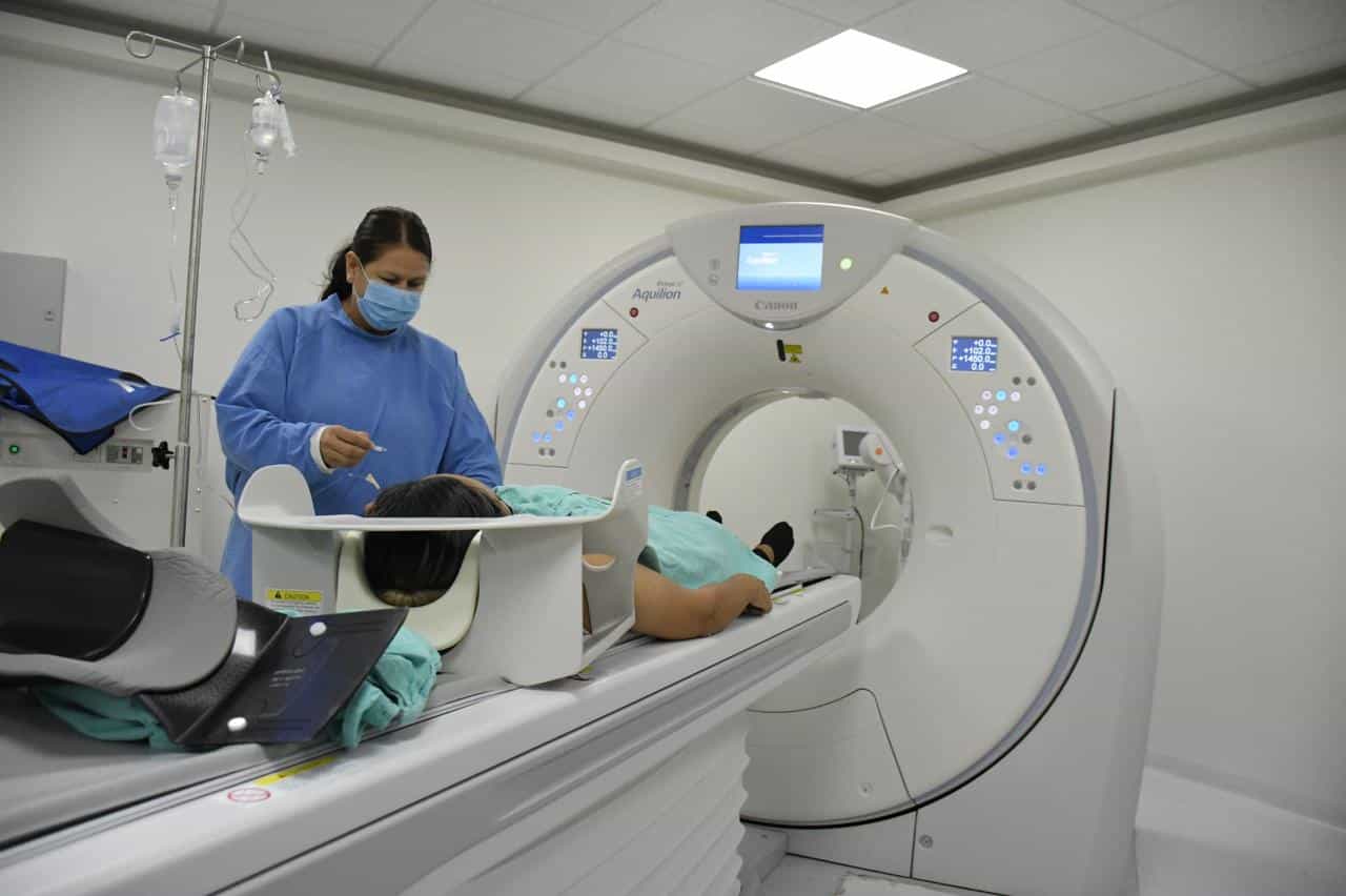 Paciente recibiendo atención médica en un hospital
