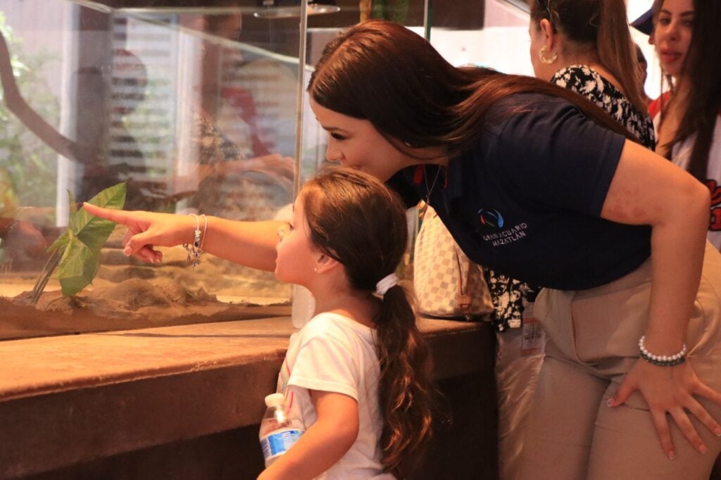 Recorrido de la familia Cruz Dávila en el Gran Acuario Mazatlán Mar de Cortés