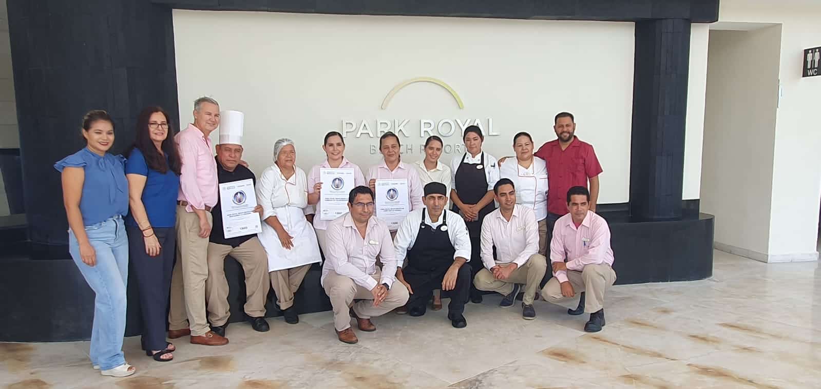 Personal del hotel Park Royal Beach recibiendo el Distintivo H
