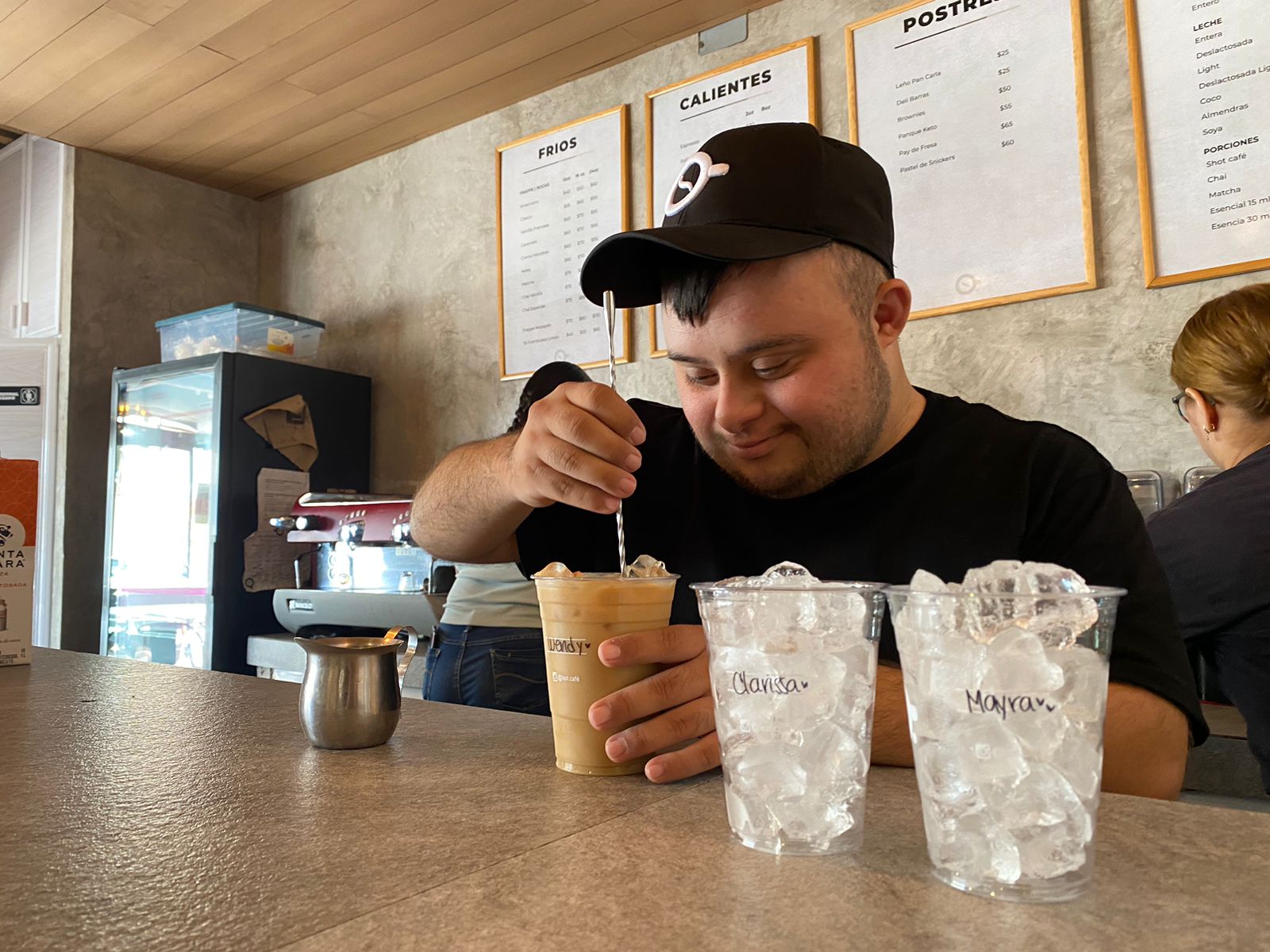Mauricio preparando cafés helados