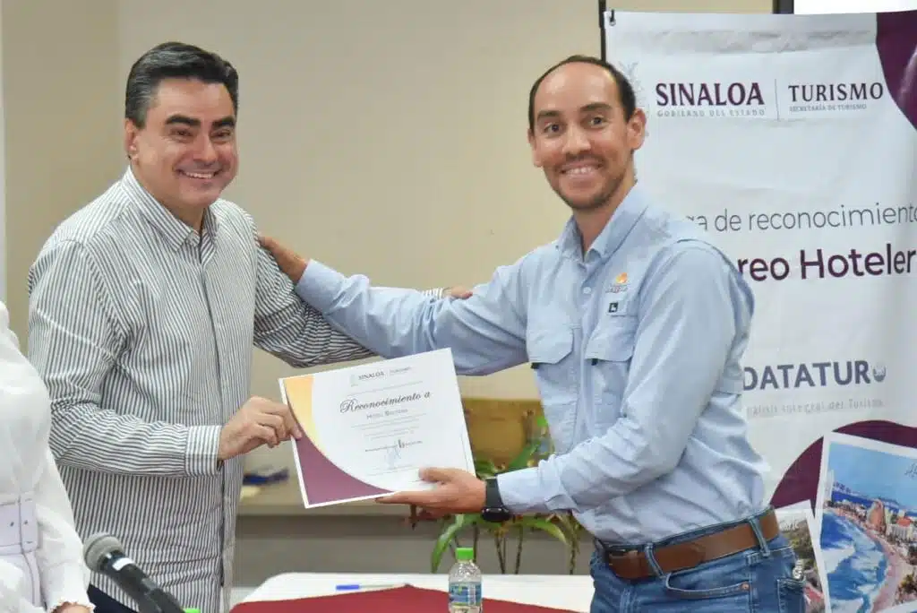 Hoteleros recibiendo su certificación