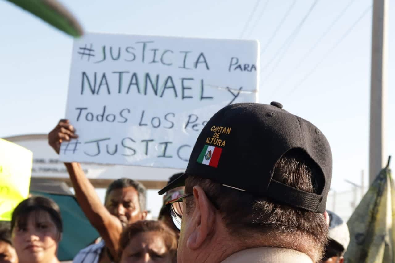Manifestación de pescadores por la muerte de Natanael en la entrada de la ASIPONA, Topolobampo