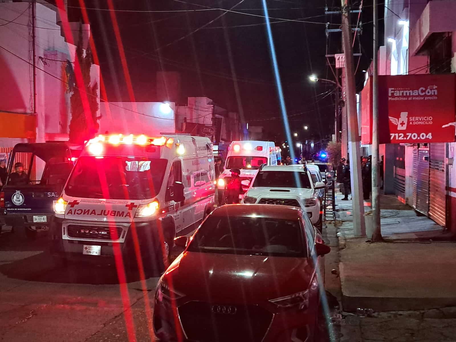 Ambulancias a las afueras de la clínica donde ocurrió la balacera