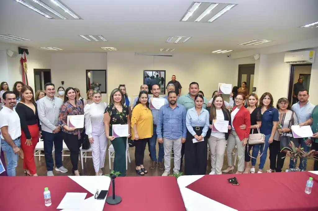 Hoteleros recibiendo su certificación