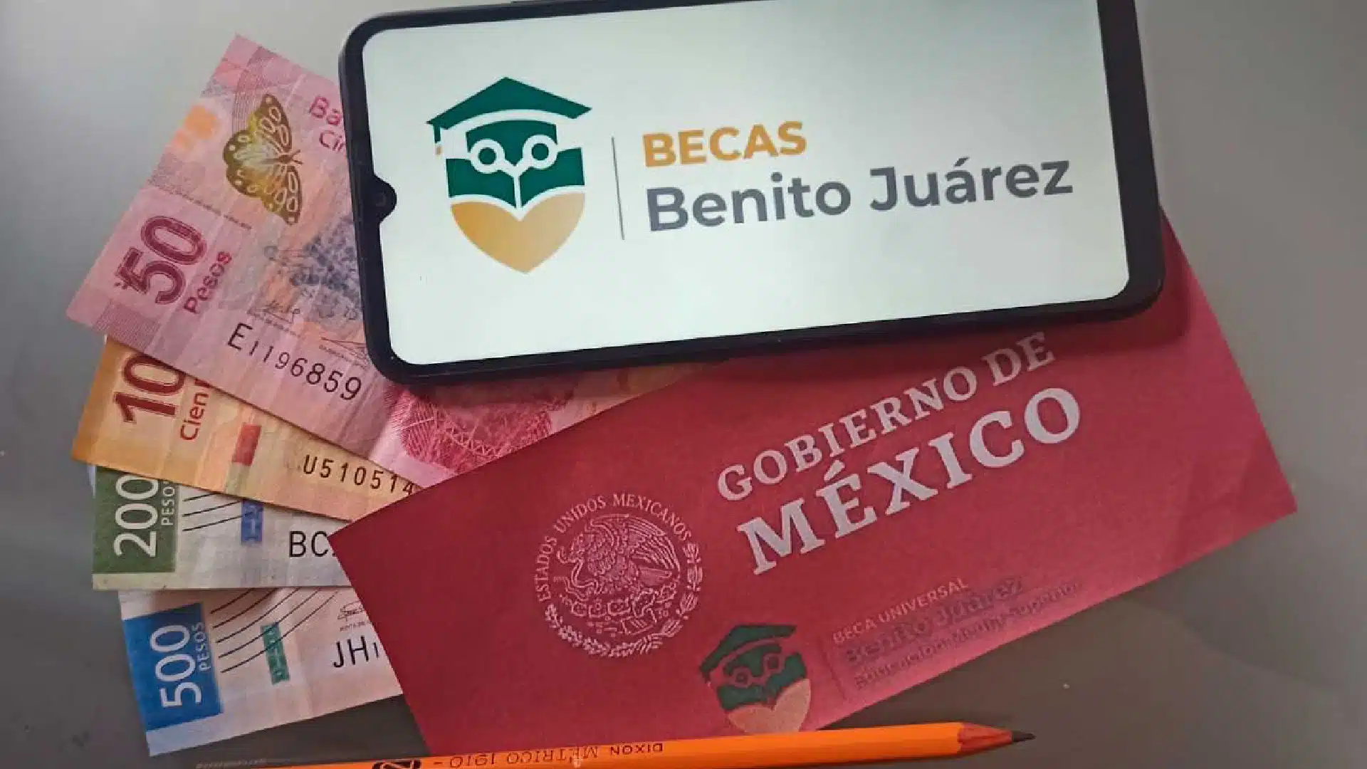 Dinero y telefono con imagen de Becas Benito Juárez