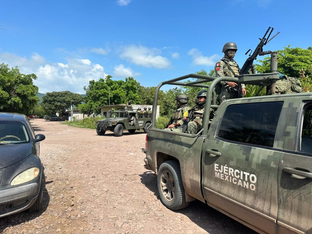 Vehículos del Ejército Mexicano por las calles de La Pedregoza