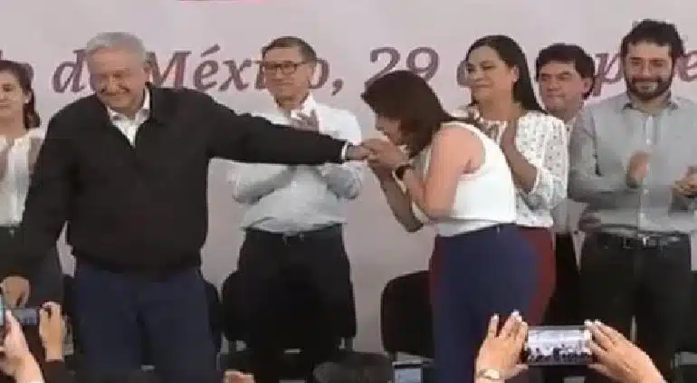 Momento del beso de la alcaldesa al presidente