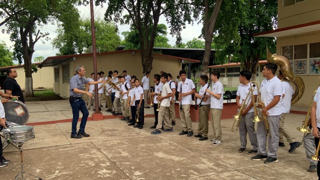 Alumnos que conforman “La Milagrosa” durante sus ensayos con el profesor Víctor Manuel Rubio