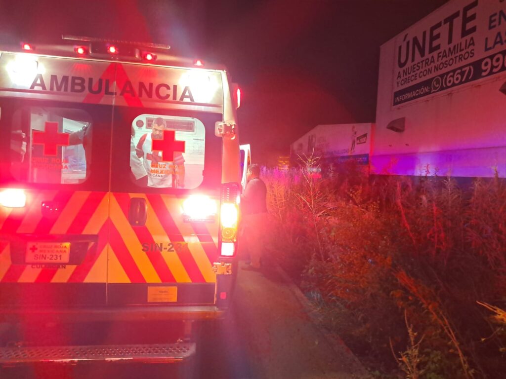 Ambulancia de Cruz Roja en el lugar donde volcó el vehículo