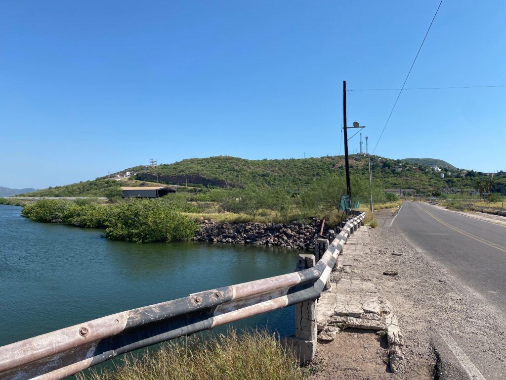 Canal alimentador de agua para la generación de energía en la Termoeléctrica del puerto de Topolobampo