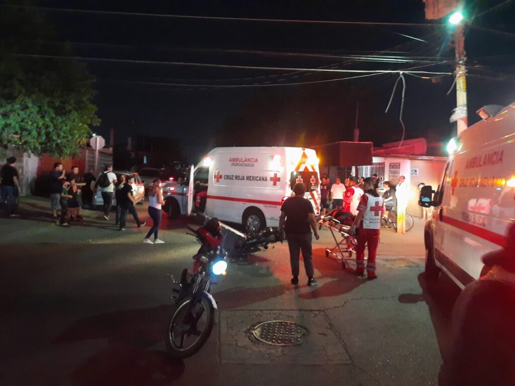 Ambulancias de Cruz Roja auxiliando a los lesionados. Hay testigos en el lugar