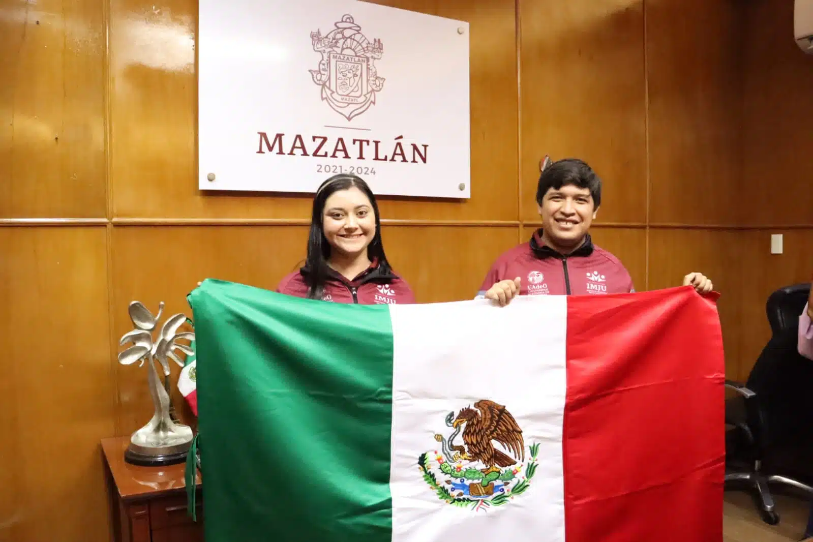 Éricka Nohely Zamudio Osuna y Juan Carlos Ojeda Amador, estudiantes que viajarán a chile para competir en el Infomatrix .