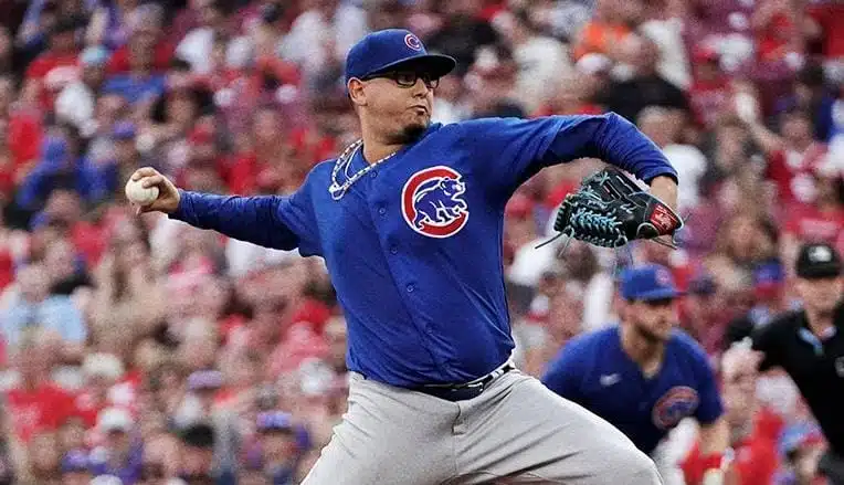 Javier Assad lanzando con Chicago Cubs