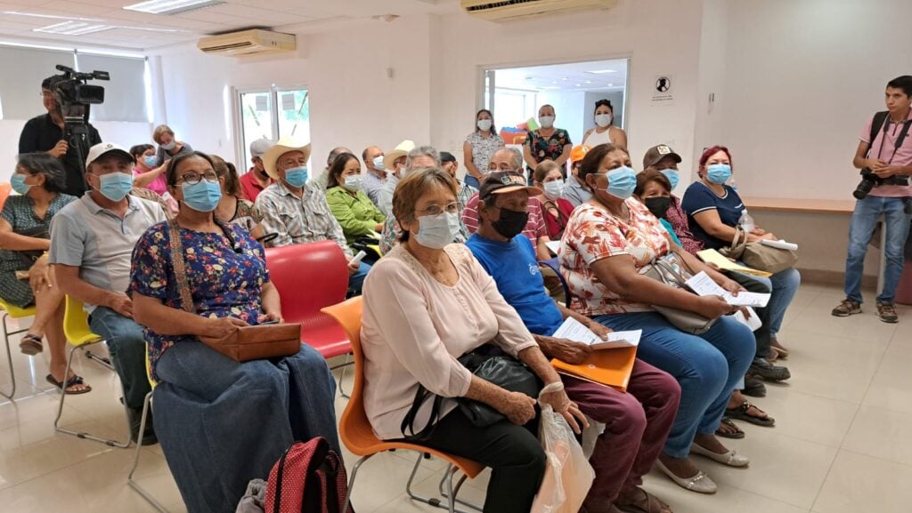 Personas asistiendo a la Campaña de cataratas en Ahome