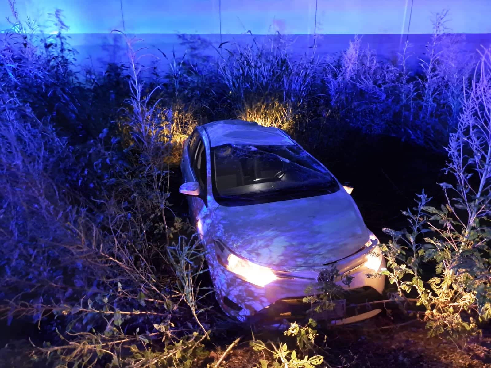 Vehículo Toyota Yaris entre la maleza, luego de haber volcado en la carretera