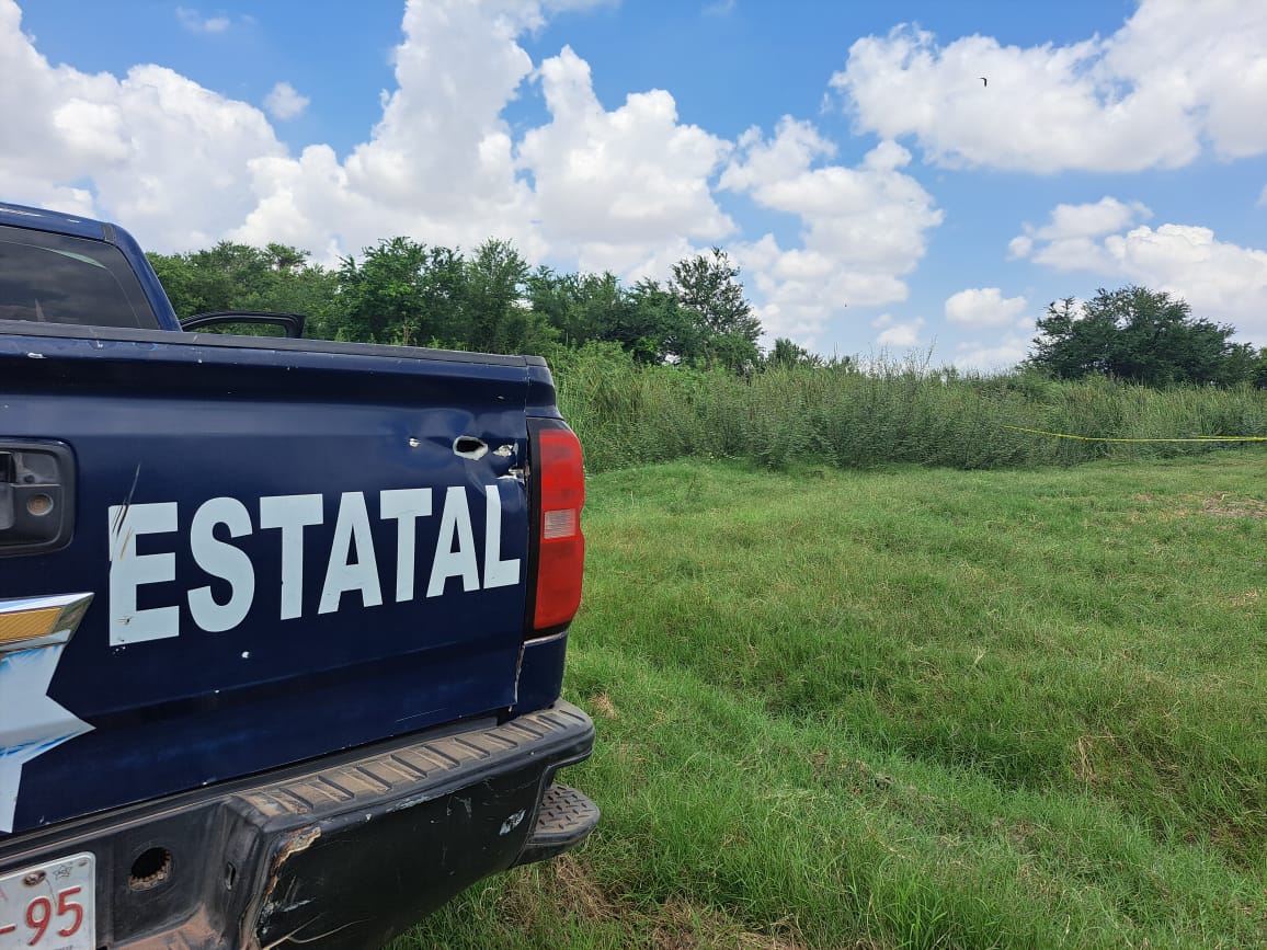 Camioneta de la policía estatal en cmpo donde ocurrieron los hechos.