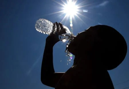 Mujer tomando agua
