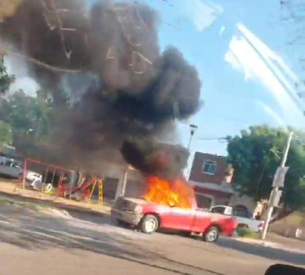 Camioneta incendiándose