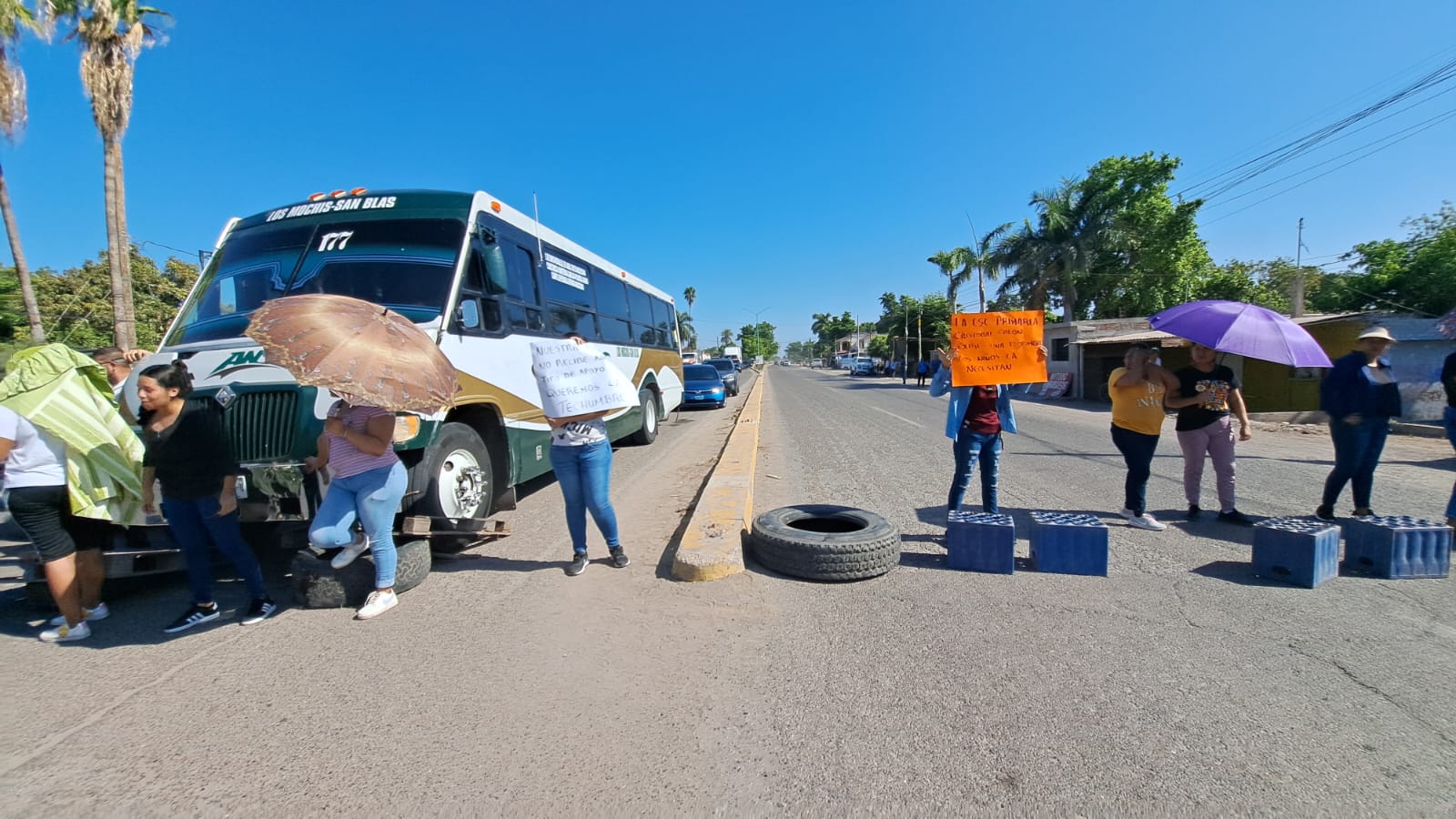 Bloqueo de la carretera Mochis-El Fuerte por madres de estudiantes