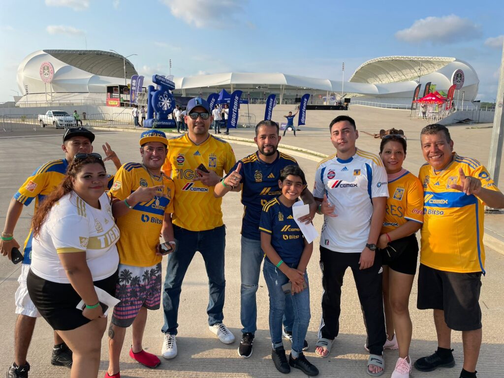 Aficionados llegando al Kraken para ver el partido entre Tigres y Mazatlán FC. Foto: Manuel Mancilla