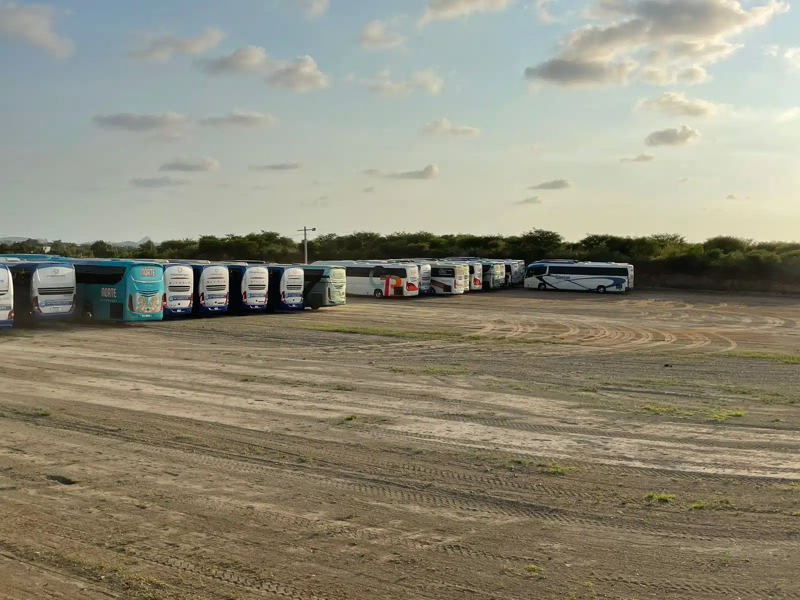 Camiones en los que llegaron los aficionados al estadio Kraken