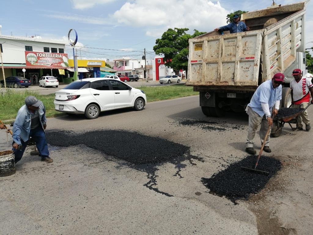 Cuadrilla de trabajadores operando en el programa de bacheo