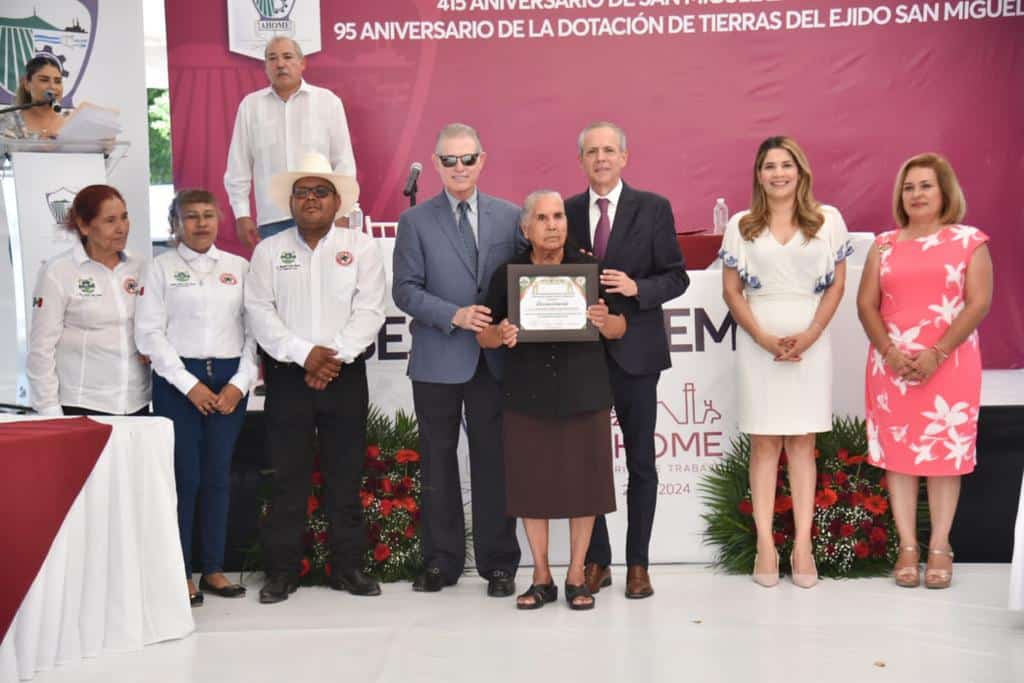Entrega de reconocimientos en el 415 aniversario de San Miguel Zapotitlán