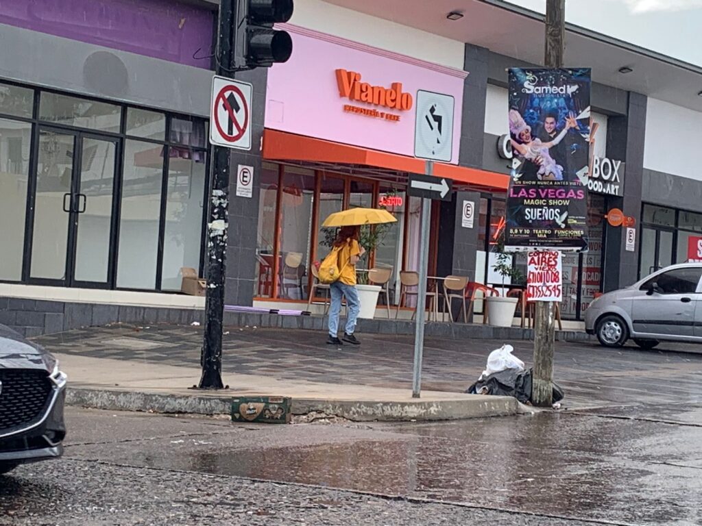 Persona portando un paraguas en día lluvioso de Culiacán