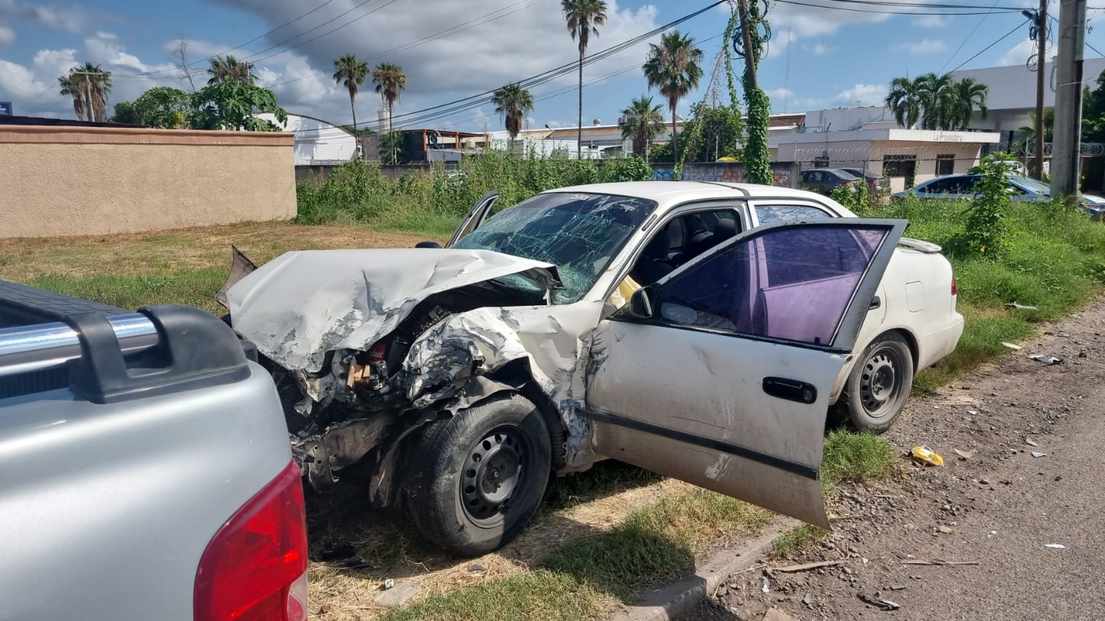 auto choca, con la parte delantera destrozada