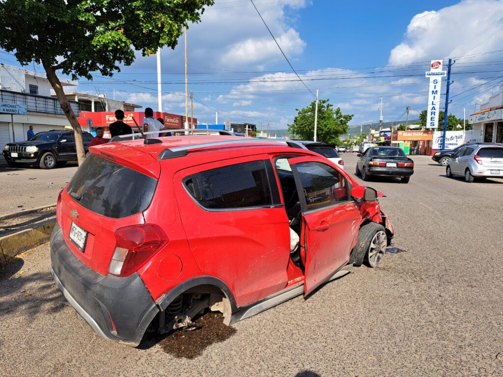 Dos vehículos quedan destrozados por fuerte accidente en Culiacán.
