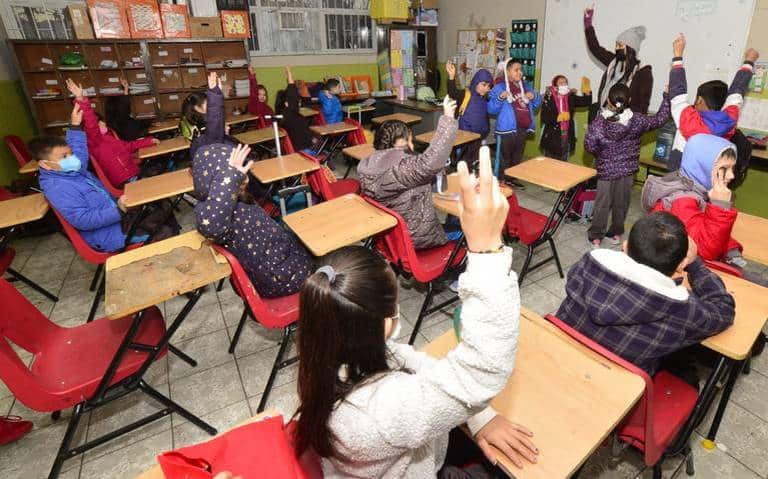 Alumnos levantando la mano