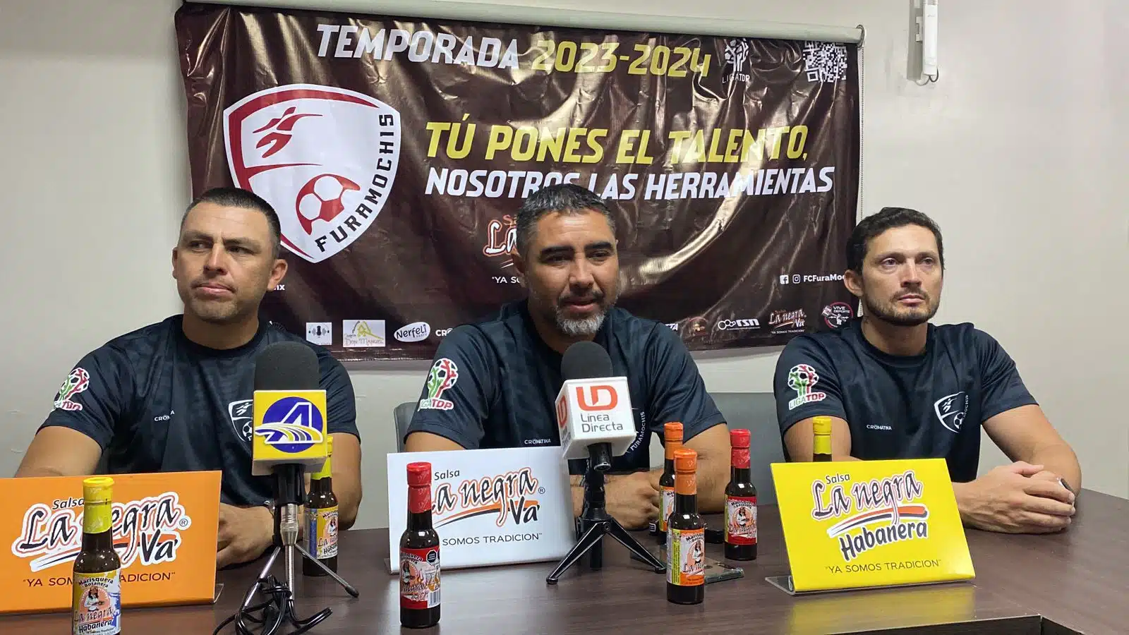 Manuel Flores en calidad de director técnico y su equipo de trabajo en conferencia de prensa